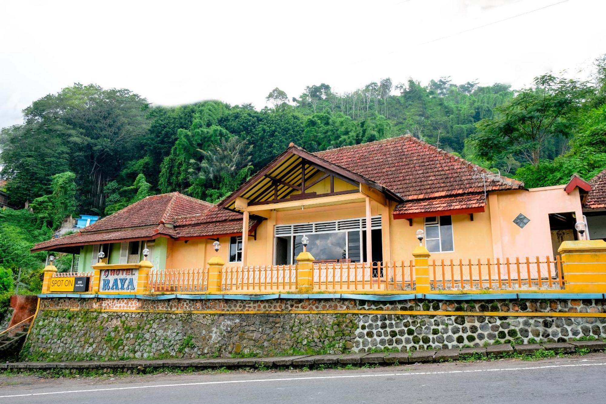 Oyo Life 2638 Hotel Raya Sarangan Exterior photo